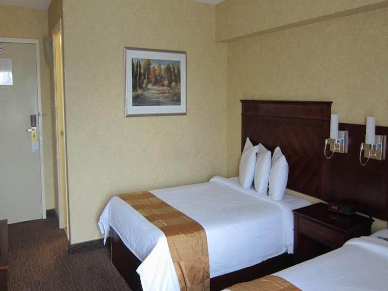 Days By Wyndham Toronto West 3*